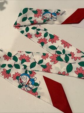 Fashion Accessories White Floral  Silk Twilly Scarf with Red Tip